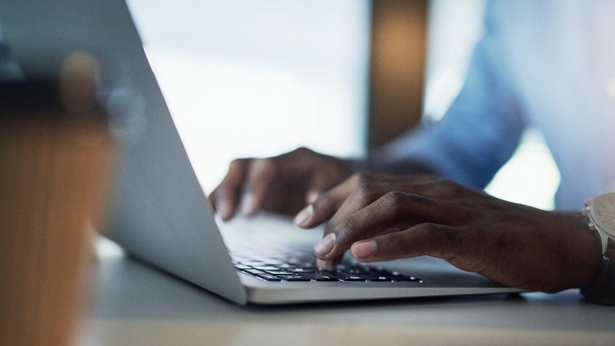 Trabalhar como digitador online em home office é furada? O que precisa saber